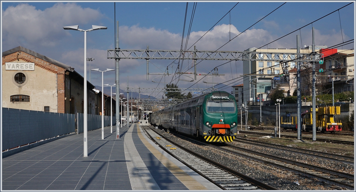 Der Trenord Ale 711 018 verlässt als Vorortszug S 5 23043 nach Treviglio den Bahnhof von Varese.
16. Jan. 2018