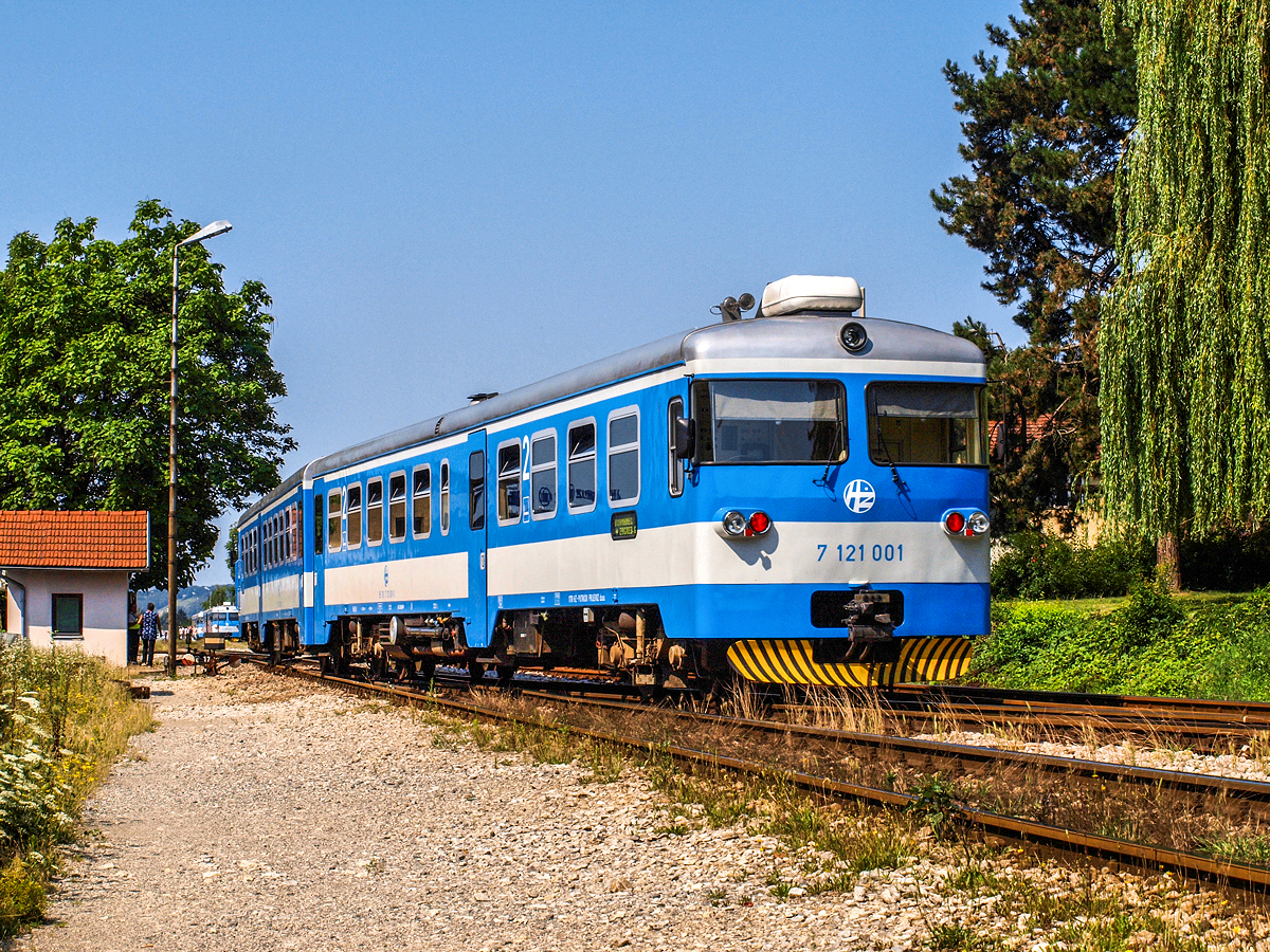 Der Triebwagen 7121 001 fährt am 18.07.2014. gerade als Regionalzug 3119 aus Djurmanec in den Bahnhof von Zabok ein. Ein wenig später wird auch der Triebwagen aus Richtung Budinscina eintreffen, und die beiden VTs werden zusammengekoppelt ihre Fahrt als Regionalzug 3009 in Richtung Zagreb fortsetzen. Im Hintergrund zu sehen sind weitere Triebwagen der Reihe 7121, welche auf die Abfahrt nach Djurmanec beziehungsweise Gornja Stubica warten.