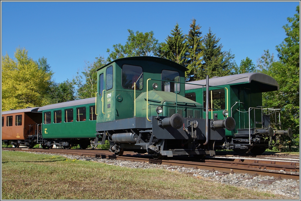 Der ungewohnt grne Tm I 102 der  CTVJ (Compagnie du Train a vapeur de la Valle de Joux) in Le Pont. Die Tm I waren whrend ihrer Betriebszeit im typischen SBB rangier-rotbraun lackiert.
3. Juni 2015