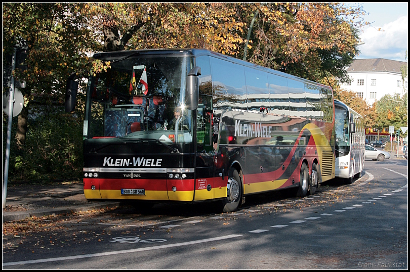 Der Van Hool T 916 des Busunternehmen Klein-Wiele Reisen GmbH stand am 13.10.2009 in Berlin-Reinickendorf (BOR-G 560)