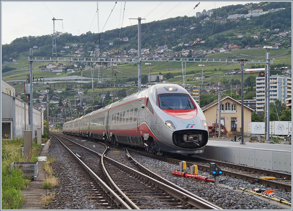 Der Verlängerung der Bahnsteige in Vevey erlaubt neuen Perspektiven auf den Bahnhof, auch wenn der FS Trenitalia ETR 610 mit  offener Schnauze  den weiten Weg kaum lohnte.
Vevey, den 29. Mai 2018