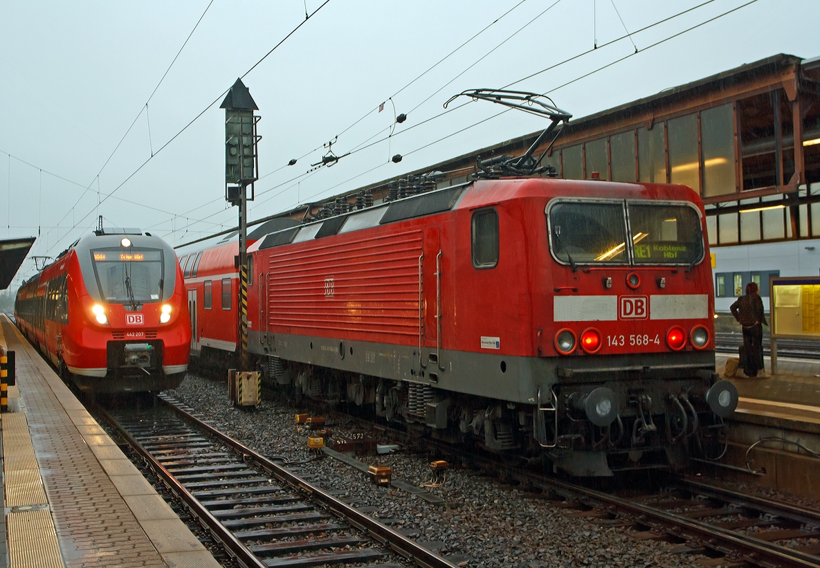 Der vierteilige Bombardier Talent 2 DB 442 207 / 707 fhrt am 05.10.2013 bei strmenden Regen als RB 81   Moseltal-Bahn   (Koblenz – Cochem – Wittlich – Trier) in den Hauptbahnhof Trier ein, whrend gerade die 143 568-4 den RE 1  Mosel-Saar-Express  (Saarbrcken - Trier - Koblenz) weiter in Richtung Koblenz schieb.