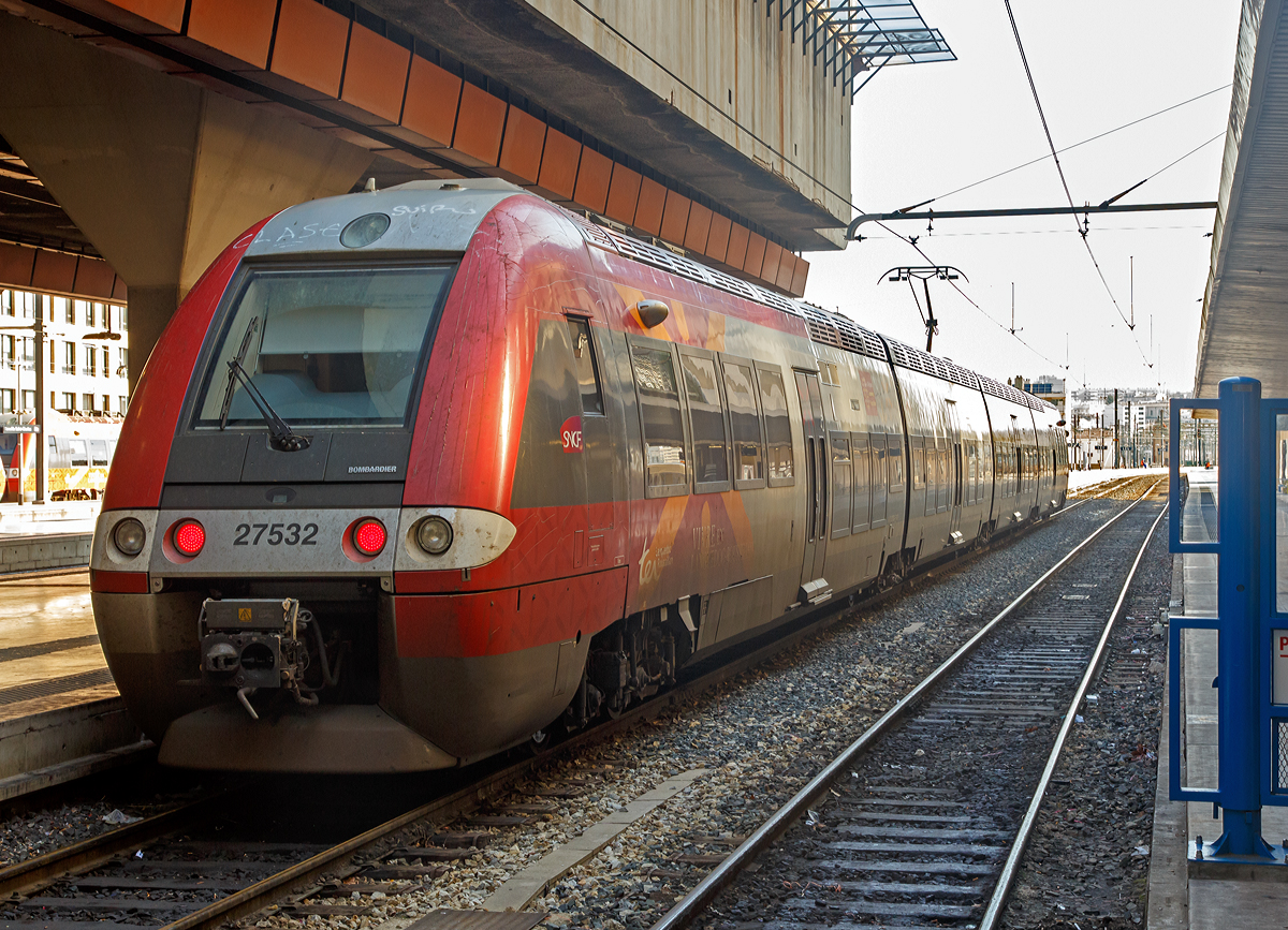 
Der vierteilige Elektrotriebzug Z 27532 der TER Languedoc-Roussillon am 26.03.2015 im Bahnhof Marseille Saint-Charles. 

Der Z 27500, auch ZGC genannt, ist die rein elektrische Version des autorail  grande capacit (AGC), welche von Bombardier gebaut wurden.  Den Z 27500 gibt es als dreiteiligen und vierteiligen Zug. Bei der SNCF (TER) sind 108 vierteilige und 103 dreiteilige Zge im Einsatz.

Den Autorail  grande capacit gibt es auch in drei weiteren Versionen, den  X 76500 Dieselversion (XGC), den B 81500 Hybridversion (Diesel und 1500 V) (BGC) und B 82500 Hybridversion (Diesel, 1500 V und 25 kV 50 Hz) (BBGC/BiBi).

Technische Daten (vierteiliger Z 27500):
Hersteller: 	Bombardier Transportation
Baujahre: 	2005 bis 2010
Spurweite: 1.435 mm (Normalspur)
Achsformel: Bo'2'2'2'Bo' 
Spurweite: 	1435 mm 
Lnge ber Kupplung: 72.800 mm 
Hhe: 4.020 mm
Breite: 2.950 mm
Drehgestellachsstand: 2.800 mm
Hchstgeschwindigkeit:  160 km/h
Dauerleistung: 1.300 kW
Stromsystem: 1,5 kV DC / 25 kV 50 Hz AC
Anzahl der Fahrmotoren:  4 Asynchronmotoren
Kupplungstyp: Scharfenbergkupplung
Sitzpltze: 	174 (4-teilig)
Niederfluranteil: 	60 %
