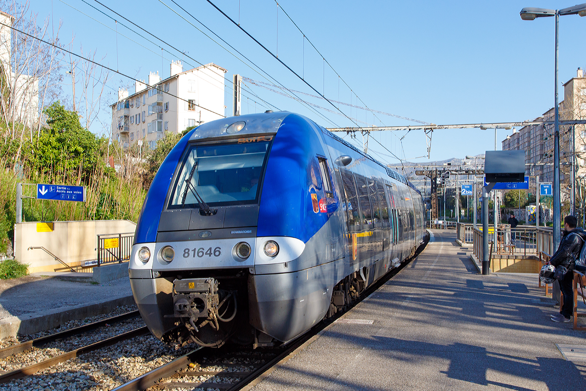 
Der vierteilige Hybrid BGC-AGC-Triebzug (bimode) der SNCF TER Provence-Alpes-Côte d'Azur B 81645 - B 81646  Touloubre  fährt am 26.03.2015 durch den Bahnhof Marseille-Blancarde in Richtung Marseille Saint-Charles.

Die SNCF-Baureihe B 81500 Zweikraftversion des autorail à grande capacité (AGC) des Herstellers Bombardier, sie können sowohl mit Dieselantrieb als auch elektrisch unter 1,5 kV Gleichspannung fahren. Den B 81500 gibt es als dreiteiligen und vierteiligen Zug. Ein Triebzug jeweils zwei angetriebene Enddrehgestelle, die dazwischen liegenden Drehgestelle sind Jakobs-Drehgestelle.

Der Autorail Grande Capacité kurz AGC (deutsch: „Triebwagen mit großer Kapazität“) ist ein Triebzug der von Bombardier in Crespin für die SNCF gebaut wurde. Diesen Zug gibt es als Diesel-, Elektrische- und Hybridvariante, die verschiedene Baureihen des AGC sind:
- die X 76500: Dieselversion, auch als XGC bezeichnet.
- die Z 27500: Elektrische Zweistrom-Version für 1500 V Gleichstrom und 25 kV 50 Hz Wechselstrom, diese Züge werden auch ZGC bezeichnet.
- die B 81500 (wie hier gezeigt): Zweikraftvariante bzw. Hybridvariante mit Dieselantrieb (diesel-elektrisch) und elektrische Version für 1500 V Gleichspannung, auch BGC bezeichnet.
- die B 82500: Hybridvariante und Zweistrom-Version, mit Dieselantrieb (diesel-elektrisch) und elektrische Version für 1500 V Gleichspannung sowie 25 kV 50 Hz Wechselstrom, werden auch BBGC oder BiBi bezeichnet.

Von diesen neuen Züge (erste Inbetriebnahmen ab 2004) wurden 700 Stück durch die SNCF bestellt, im Auftrag der Regionen. Die Modularität des AGC erlaubt es jeder Region den Aufbau des Zuges mitzuentscheiden, unter anderem ob der Zug 3 oder 4 Wagen hat und wie die Inneneinrichtung aufgebaut sein soll.

Technische Daten der Baureihe B 81500:
Spurweite: 1.435 mm (Normalspur)
Gebaute Stückzahl:  185 (59 vierteilige und 126 dreiteilige Züge)
Hersteller:  Bombardier Transportation
Baujahre:  2004 – 2010 (dieser Triebzug 2007)
Achsformel:  Bo'2'2'2'Bo'  (beim Dreiteiler Bo'2'2'Bo')
Länge über Kupplung:  72.800 mm (beim Dreiteiler 57.400 mm)
Höhe:  4.020 mm
Breite:  2.950 mm
Drehgestellachsstand:  2.700 m
Gesamtradstand:  je 16.4 mm
Leergewicht:  163,2 t (beim Dreiteiler 134,9 t)
Höchstgeschwindigkeit:  160 km/h
Traktionsleistung:  1.324 kW
Dauerleistung:  1.900 kW

Dieselmotoren:  
2 Stück MAN V 12-Zylinder wassergekühlter Viertakt-Dieselmotor mit Abgasturboaufladung und Ladeluftkühlung vom Typ MAN D2842 LE 606
Daten eines Motors:
Hubraum: 21,9 Liter
Leistung: 662 kW (900 PS)
Maximales Drehmoment: 3.300 Nm
Drehzahl: 2.100 U/min

Leistungsübertragung:  elektrisch
Tankinhalt:  2 × 1500 l
Stromsystem:  1,5 kV =
Stromübertragung:  Oberleitung
Anzahl der Fahrmotoren:  4 Asynchronmotoren
Antrieb:  Diesel-elektrisch / Elektrisch
Kupplungstyp:  Scharfenbergkupplung
Sitzplätze:  174 (beim Dreiteiler 133)
Niederfluranteil:  60 %

Nachdem Bombardier und das rumänische Unternehmen Remarul 16 Februarie einen Vertrag im November 2010 unterzeichnet haben, wird der AGC unter Lizenz auch in Cluj, in Rumänien gebaut werden, um ihn in Zukunft den Eisenbahnverkehrsunternehmen in Rumänien, Bulgarien, Griechenland, Kroatien, Bosnien und Serbien anzubieten.
