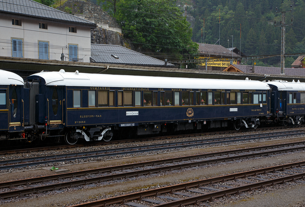 
Der VSOE Schlafwagen Nr. 3483 – VSOE Sleeping-Car N° 3483 (F- VSOE 61 87 06-70 483-9) im Zugverbund vom Venice Simplon-Orient-Express am 02.08.2019 beim Halt in Göschenen (CH), leider bei Regen.

Der Schlafwagen, ein CIWL Typ Lx wurde 1929 von Entreprises industrielles des Charentes (EIC, heute zu Alstom gehörend) in Aytré (F) gebaut. Zwischen 2003 und 2006 wurden die Wagen nochmals modernisiert und erhielten unter anderem moderne Drehgestelle von Bombardier sowie neue Klimaanlagen. Seitdem sind die Wagen nun für 160 km/h zugelassen.
