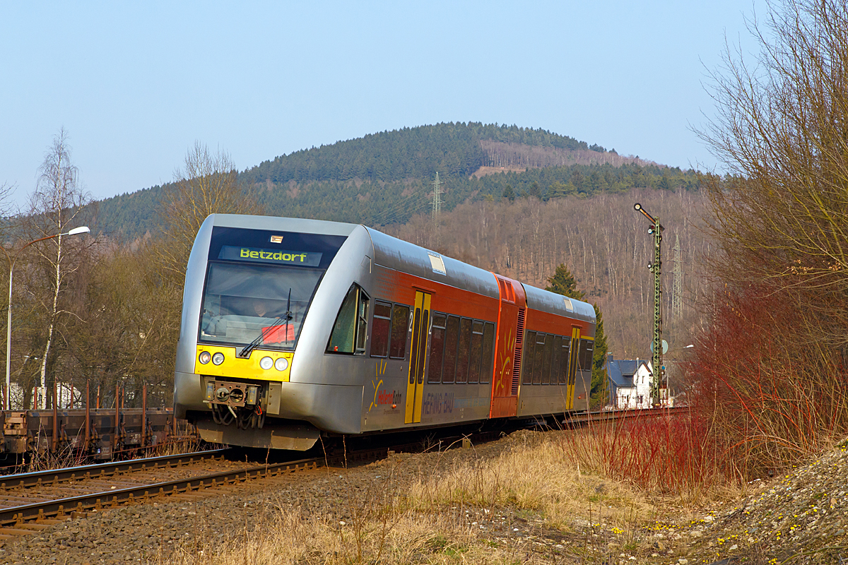 
Der VT 118 (95 80 0946 418-0 D-HEB / 95 80 0646 418-3 D-HEB / 95 80 0946 918-9 D-HEB) ein Stadler GTW 2/6 der Hellertalbahn fhrt am 16.03.2015 als RB 96  Hellertal-Bahn  (Neunkirchen - Herdorf - Betzdorf), hier kurz hinter dem Einfahrtsignal Herdorf. 

Dieser Triebwagen wurde 1999 bei DWA, Bautzen (Deutsche Waggonbau AG, heute Bombardier Transportation) unter der Fabriknummer 525/003 fr die Hessische Landesbahn (HLB) gebaut, dessen Eigentum er auch ist und ihn an die Hellertalbahn vermietet hat. Die Hellertalbahn hat 3 dieser GTW 2/6 im Einsatz.

Nochmal einen Gru an den freundlichen Triebfahrzeugfhrer.
