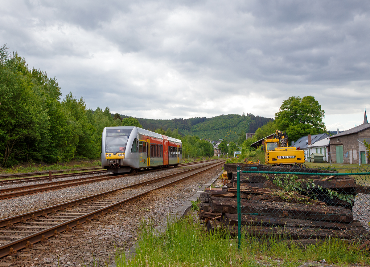 
Der VT 118 (95 80 0946 418-0 D-HEB / 95 80 0646 418-3 D-HEB / 95 80 0946 918-9 D-HEB) ein Stadler GTW 2/6 der Hellertalbahn fährt am 19.05.2015, als RB 96  Hellertal-Bahn  (Betzdorf - Herdorf - Neunkirchen), vom Bahnhof Herdorf weiter in Richtung Neunkirchen.