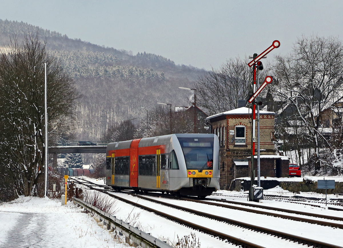 
Der VT 118  Stadler GTW 2/6 der Hellertalbahn fhrt am 03.02.2015 als RB 96  Hellertal-Bahn  (Betzdorf-Herdorf-Haiger-Dillenburg) von Herdorf weiter in Richtung Neunkirchen. Hier passiert er gerade das Stellwerk Herdorf Ost (HO), das Ausfahrtssignal auf Gleis 2 (N2) hat ihm das Signal Hp 2 – Langsamfahrt gezeigt, unten davor das Gleissperrsignal zeigt Signal Sh 1 - Fahrverbot aufgehoben.