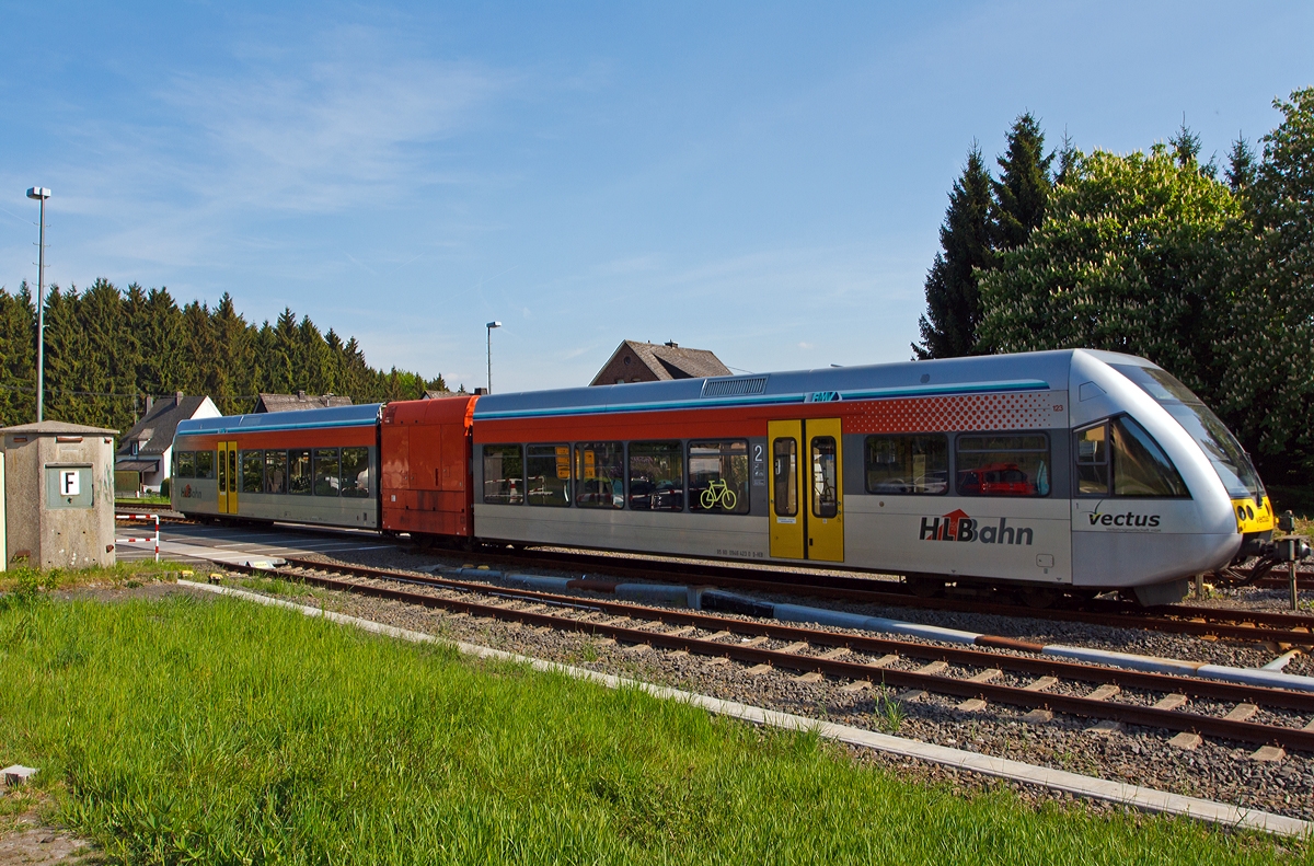 
Der VT 123 der vectus Verkehrsgesellschaft mbH, ein Stadler GTW 2/6, fährt am 05.05.2013 als RB 28  Oberwesterwald-Bahn  die Verbindung  Au/Sieg - Altenkirchen - Hachenburg - Westerburg - Limburg/Lahn, auf der KBS 461 (Oberwesterwaldbahn), hier hat er gerade den Bf Langenhahn verlassen und fährt weiter in Richtung Westerburg.