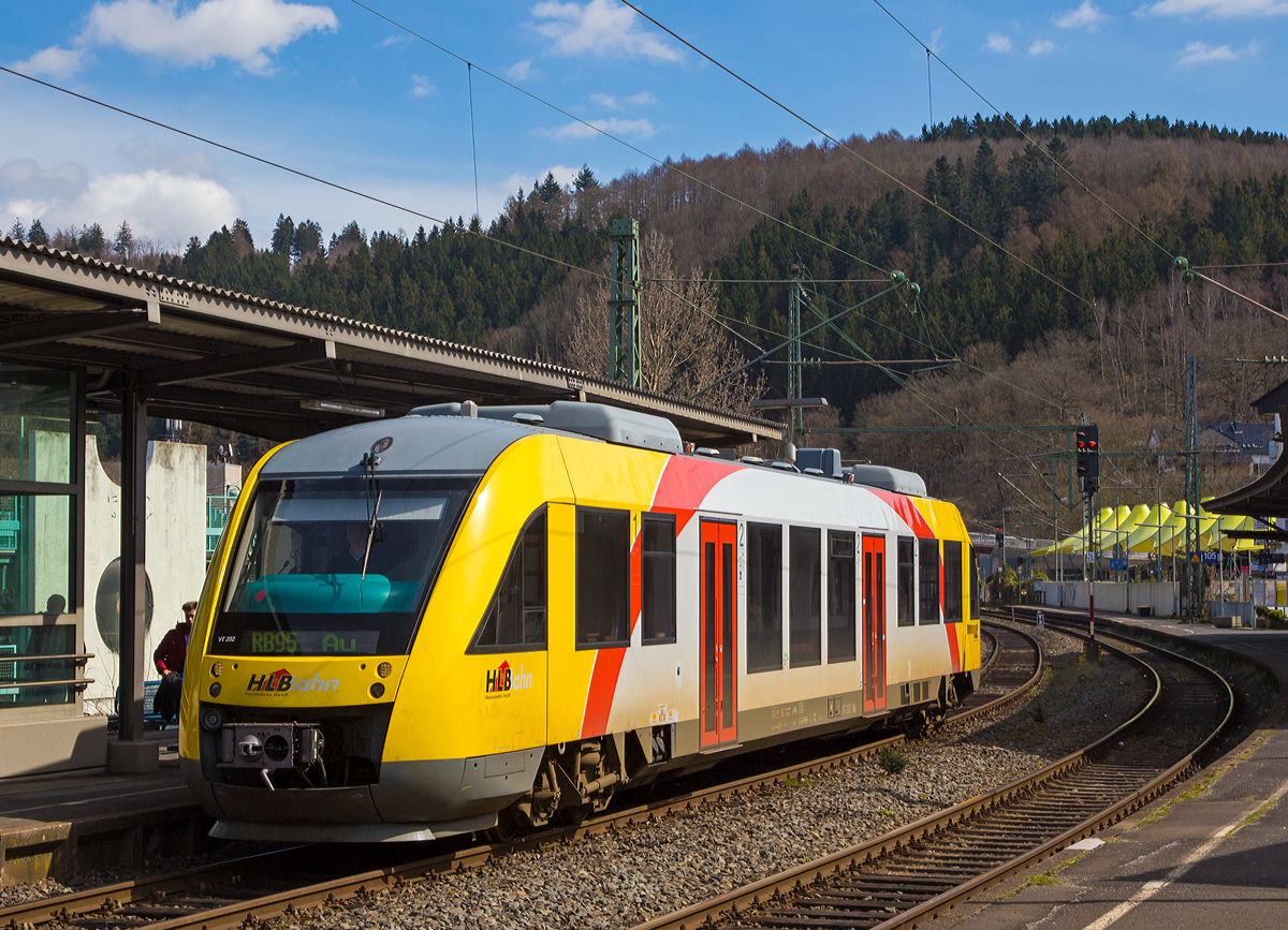 
Der VT 202 (95 80 0640 102-9 D-HEB) ein Alstom Coradia LINT 27 der (Hessische Landesbahn), ex Vectus VT 202, fährt am 03.04.2015 als RB 95  Sieg-Dill-Bahn  (Dillenburg - Siegen - Au/Sieg) in den Bahnhof Betzdorf/Sieg ein.  

Der Triebwagen wurde 2004 Alstom (LHB) in Salzgitter unter der Fabriknummer 1187-002 für die vectus Verkehrsgesellschaft mbH gebaut, mit dem Fahrplanwechsel am 14.12.2014 wurden alle Fahrzeuge der vectus nun Eigentum der HLB.