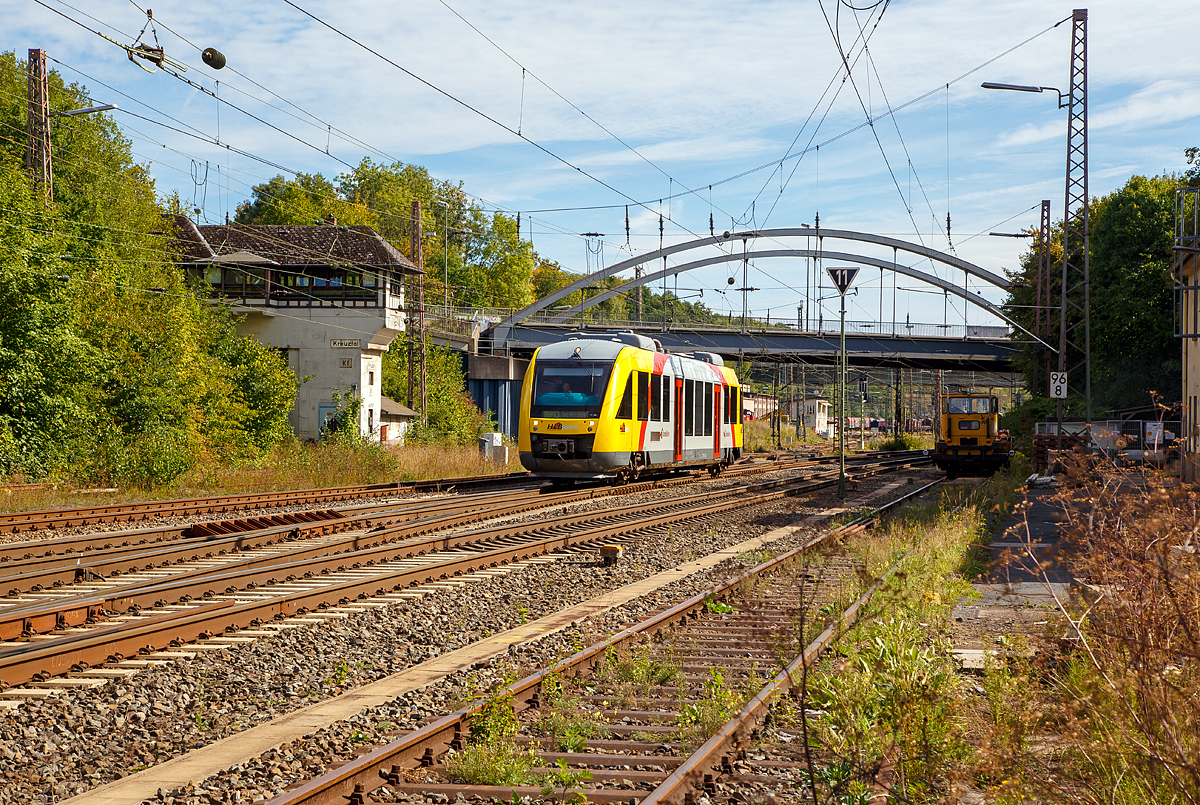 
Der VT 206 (95 80 0640 106-0 D-HEB), ein Alstom Coradia LINT 27 der HLB (Hessische Landesbahn) passiert am 09.09.2018 das ehemalige Stellwerk Kreuztal Fahrdienstleiter  Kf  und erreicht bald, als RB 93   Rothaarbahn  (Betzdorf - Siegen - Kreuztal - Bad Berleburg), den Bahnhof Kreuztal.