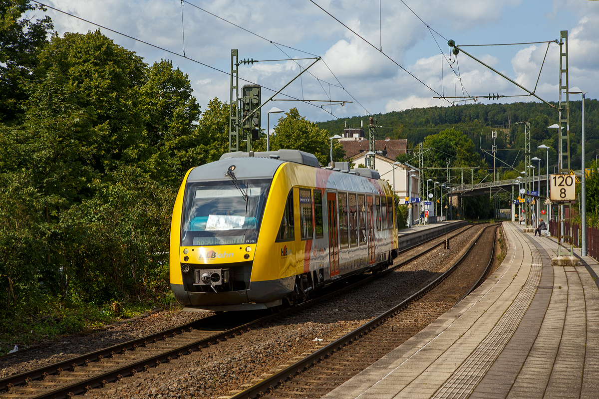 Der VT 206 ABp (95 80 0640 106-0 D-HEB), ein Alstom Coradia LINT 27 der HLB (Hessische Landesbahn), verlässt am 21.08.2021, als RB 90  Westerwald-Sieg-Bahn  (Siegen - Au/Sieg - Altenkirchen - Westerburg), den Bahnhof Kirchen an der Sieg und fäht weiter in Richtung Betzdorf. Nächter Halt ist der Bahnhof Betzdorf/Sieg.