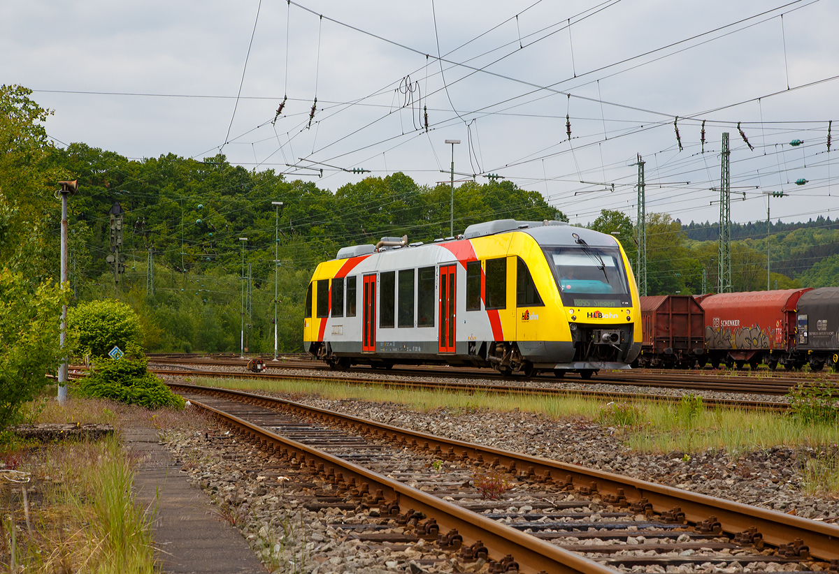 
Der VT 209 ABp (95 80 0640 109-4 D-HEB) ein Alstom Coradia LINT 27 der HLB (Hessische Landesbahn) erreicht nun bald (17.05.2015), als RB 95  Sieg-Dill-Bahn  (Au/Sieg - Siegen), den Bahnhof Betzdorf/Sieg. 

Der Alstom Coradia LINT 27 wurde 2004 von Alstom (vormals Linke-Hofmann-Busch GmbH (LHB) in Salzgitter unter der Fabriknummer 1187-009 gebaut und an die vectus Verkehrsgesellschaft mbH, mit dem Fahrplanwechsel am 14.12.2014 wurden alle Fahrzeuge der vectus nun Eigentum der HLB.