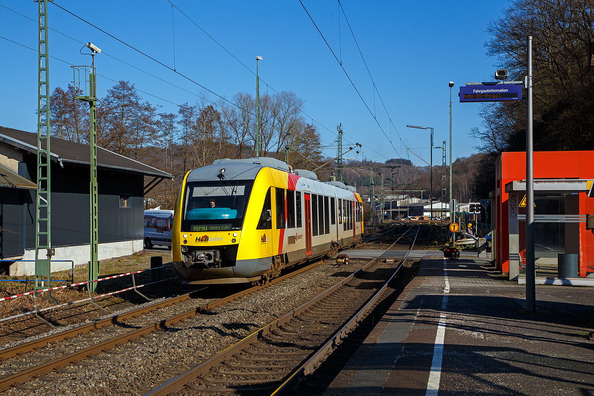 Der VT 253 (95 80 0648 153-4 D-HEB / 95 80 0648 653-3 D-HEB) ein Alstom Coradia LINT 41 der HLB (Hessische Landesbahn) verlässt am 28.02.2022, als RB 90  Westerwald-Sieg-Bahn  (Siegen - Au/Sieg – Altenkirchen – Westerburg – Limburg(Lahn), den Bahnhof Scheuerfeld (Sieg) und fährt weiter in Richtung Au (Sieg).