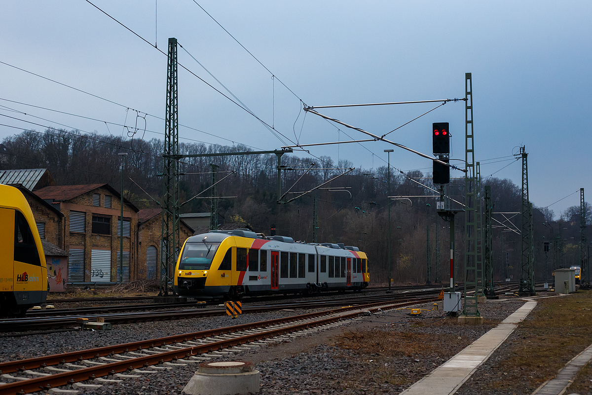 Der VT 254 (95 80 0648 154-2 D-HEB / 95 80 0648 654-1 D-HEB) ein Alstom Coradia LINT 41 der HLB (Hessische Landesbahn), ex Vectus VT 254 erreicht am 25.03.2021, als RB 90  Westerwald-Sieg-Bahn  Altenkirchen – Au – Betzdorf, den Zielbahnhof Betzdorf (Sieg).

Wenn er mich gemeint hat, einen lieben Gruß an den Tf zurück.