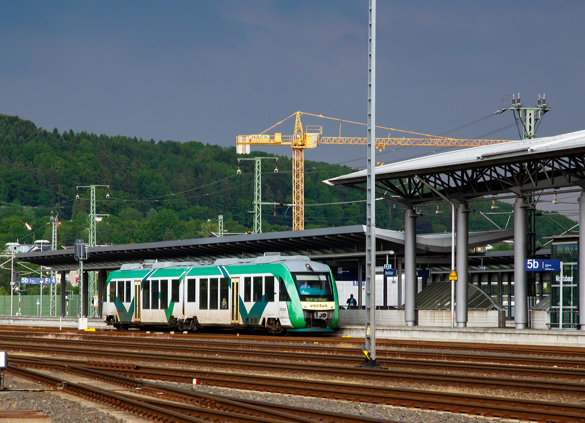 
Der VT 255 (95 80 0648 155-9 D-HEB / 95 80 0648 655-8 D-HEB) ein Alstom Coradia LINT 41 der HLB (Hessische Landesbahn), ex VT 255 der vectus (hier noch in der Farbgebung) , fährt am 24.05.2015, als RB 29  Unterwesterwald-Bahn  Limburg/Lahn - Montabaur - Siershahn, in den ICE-Bahnhof Montabaur ein.

Der Alstom Coradia LINT 41 wurde 2004 von Alstom (LHB) in Salzgitter unter der Fabriknummer 1188-005 für die vectus Verkehrsgesellschaft mbH gebaut, mit dem Fahrplanwechsel am 14.12.2014 wurden alle Fahrzeuge der vectus nun Eigentum der HLB