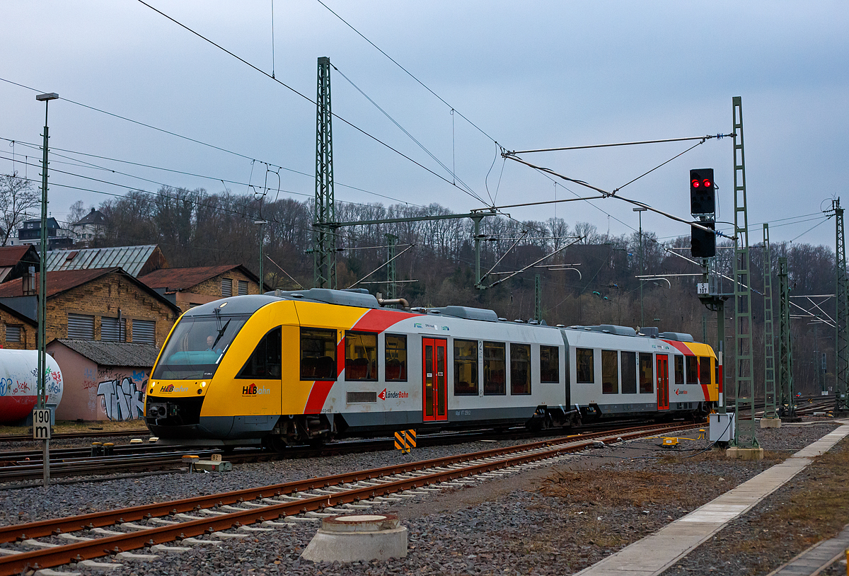 Der VT 259 (95 80 0648 159-1 D-HEB / 95 80 0648 659-0 D-HEB) ein Alstom Coradia LINT 41 der HLB (Hessische Landesbahn), fährt am 25.03.2021 in Betzdorf (Sieg) aus der Abstellgruppe in den Bahnhof. Im Bahnhof wird er dann als RB 93  Rothaarbahn  (Betzdorf - Siegen - Kreuztal - Bad Berleburg) bereitgestellt.

Nachmals einen lieben Gruß an den sehr netten Tf zurück.