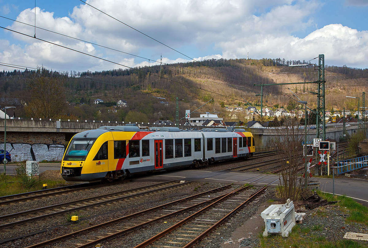 Der VT 260 (95 80 0648 160-9 D-HEB / 95 80 0648 660-8 D-HEB), ein Alstom Coradia LINT 41 der HLB (Hessische Landesbahn), erreicht am 14.04.2022, als RB 93 Rothaarbahn (Bad Berleburg - Kreuztal - Siegen Hbf - Betzdorf), den Bahnhof Niederschelden. 

Der Bahnhof heißt DB mäßig Niederschelden, es müsste aber eigentlich Niederschelderhütte heißen. Der Triebzug hat hier gerade die Sieg überfahren und somit auch die Landesgrenze zwischen NRW (Nordrhein-Westfalen) und RLP (Rheinland-Pfalz). Niederschelden gehört zum Kreis Siegen-Wittgenstein und Muderbach-Niederschelderhütte zum Landkreis Altenkirchen.
