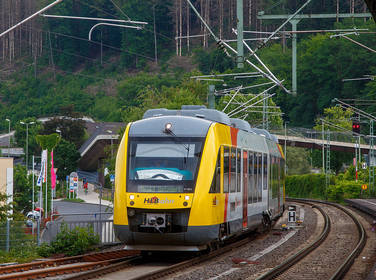 Der VT 260 (95 80 0648 160-9 D-HEB / 95 80 0648 660-8 D-HEB), ein Alstom Coradia LINT 41 der HLB (Hessische Landesbahn), erreicht am 04.06.2022, als RB 93 Rothaarbahn (Bad Berleburg - Kreuztal - Siegen Hbf - Betzdorf), seinen Ziel-Bahnhof Betzdorf (Sieg).

Einen lieben Gruß an den netten Triebfahrzeugführer zurück. Den Gruß hatte ich am Bahnsteig zu spät erkannt. 
