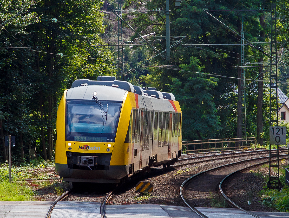 Der VT 263 (95 80 0648 163-3 D-HEB / 95 80 0648 663-2 D-HEB) ein Alstom Coradia LINT 41 der HLB (Hessische Landesbahn), erreicht am 21.08.2021, als RB 93  Rothaarbahn  (Betzdorf - Siegen - Kreuztal - Bad Berleburg), dem Bahnhof Kirchen (Sieg). Das Bild ist ein Bildausschnitt.