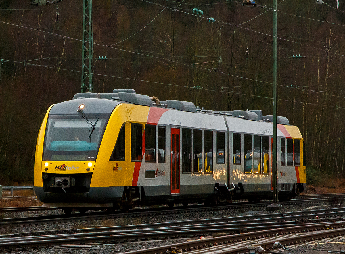 Der VT 264 (95 80 0648 664-0 D-HEB / 95 80 0648 164-1 D-HEB) ein Alstom Coradia LINT 41 der HLB (Hessische Landesbahn erreicht am 04.01.2022, als RB 90  Westerwald-Sieg-Bahn  (Limburg/Lahn - Westerburg - Altenkirchen – Au/Sieg -– Siegen - Kreuztal), den Bahnhof Betzdorf (Sieg). 