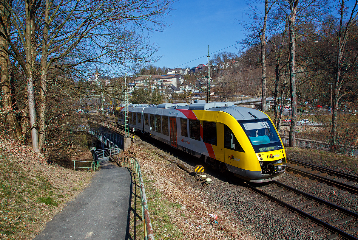 Der VT 265 (95 80 0648 165-8 D-HEB /95 80 0648 665-7 D-HEB), ein Alstom Coradia LINT 41 der HLB Hessenbahn GmbH, hat am 11.03.2022, als RB 93 Rothaarbahn (Bad Berleburg - Kreuztal - Siegen - Betzdorf), den Bahnhof Kirchen (Sieg) verlassen, überquert hier die Sieg und erreicht bald den Zielbahnhof Betzdorf (Sieg).