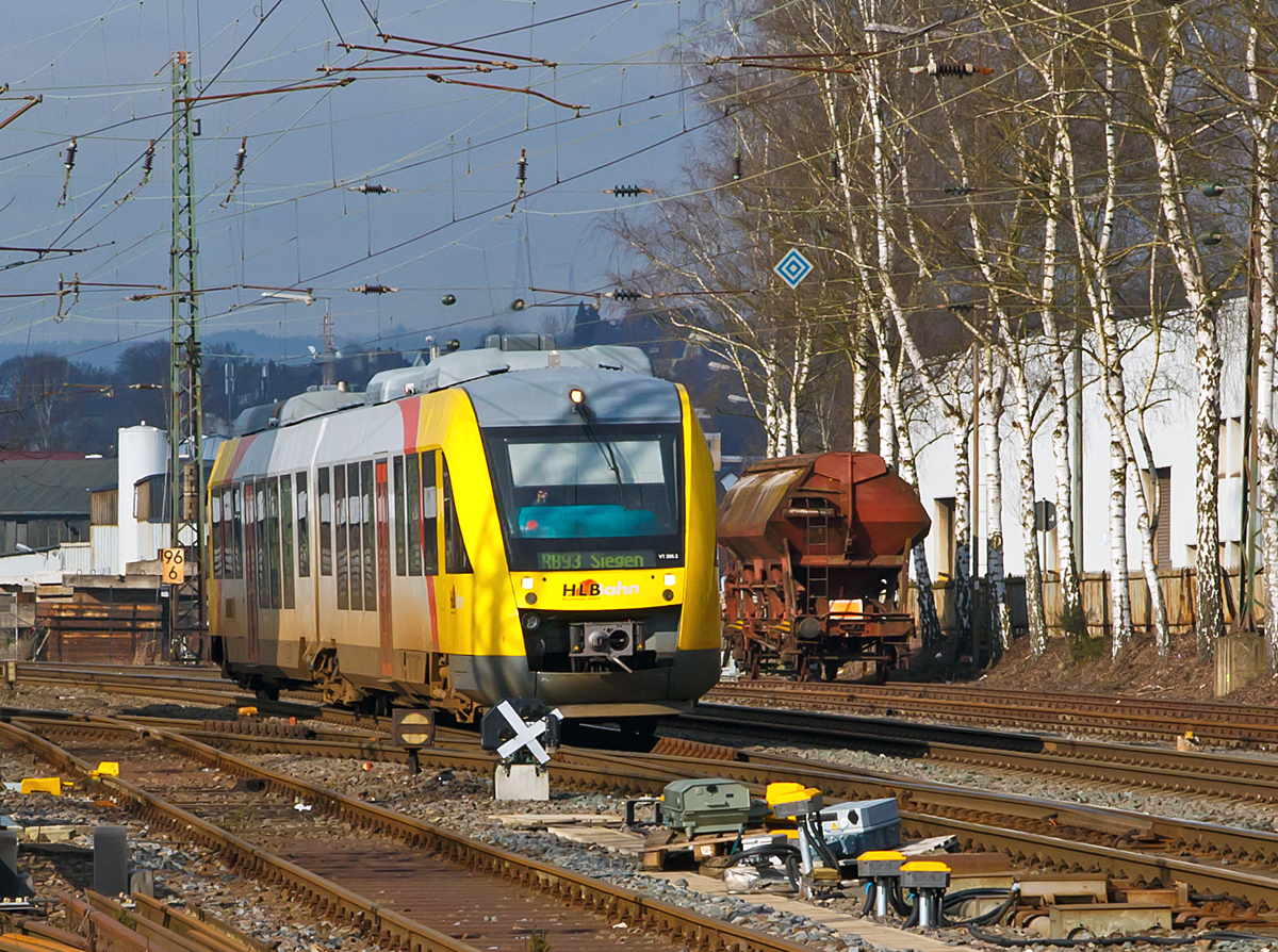 
Der VT 266 (95 80 0648 166-6 D-HEB / 95 80 0648 656-6 D-HEB) ein Alstom Coradia LINT 41 der HLB (Hessische Landesbahn), ex Vectus VT 266, fährt am 14.02.2015 als RB 93 Rothaarbahn (Bad Berleburg - Kreuztal - Siegen Hbf) von Kreuztal weiter in Richtung Siegen.

Das bin ich eigentlich nicht von den Tf der HLB gewohnt...
Trotz alledem einen freundlichen Gruß zurück.