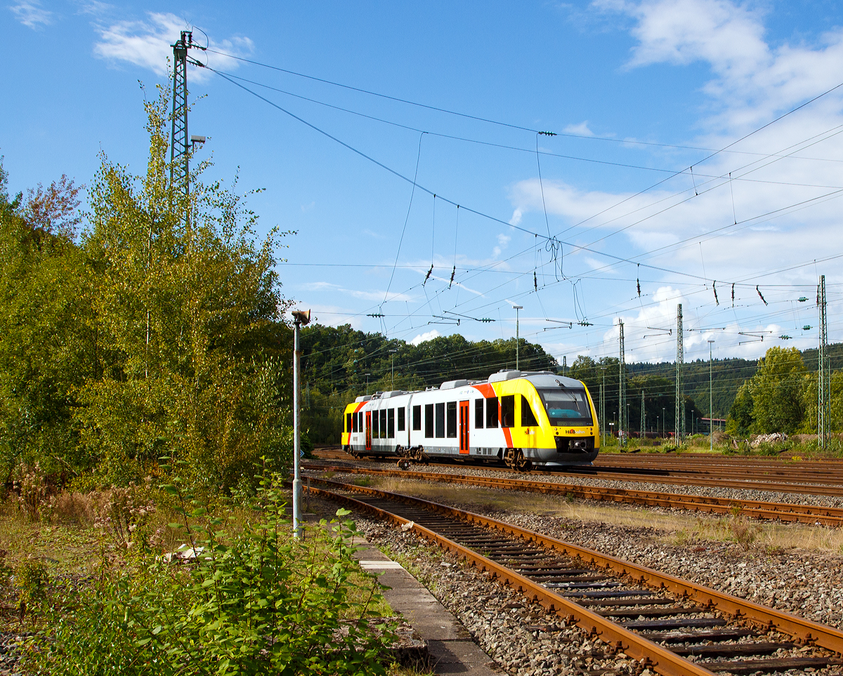 
Der VT 268 (95 80 0648 168-2 D-HEB /95 80 0648 668-1 D-HEB) ein Alstom Coradia LINT 41 der HLB Hessenbahn GmbH, ex VT 268 der vectus, erreicht gleich (am 18.09.2015), als RB 95 Au/Sieg - Betzdorf - Siegen, den Bahnhof Betzdorf/Sieg. 
