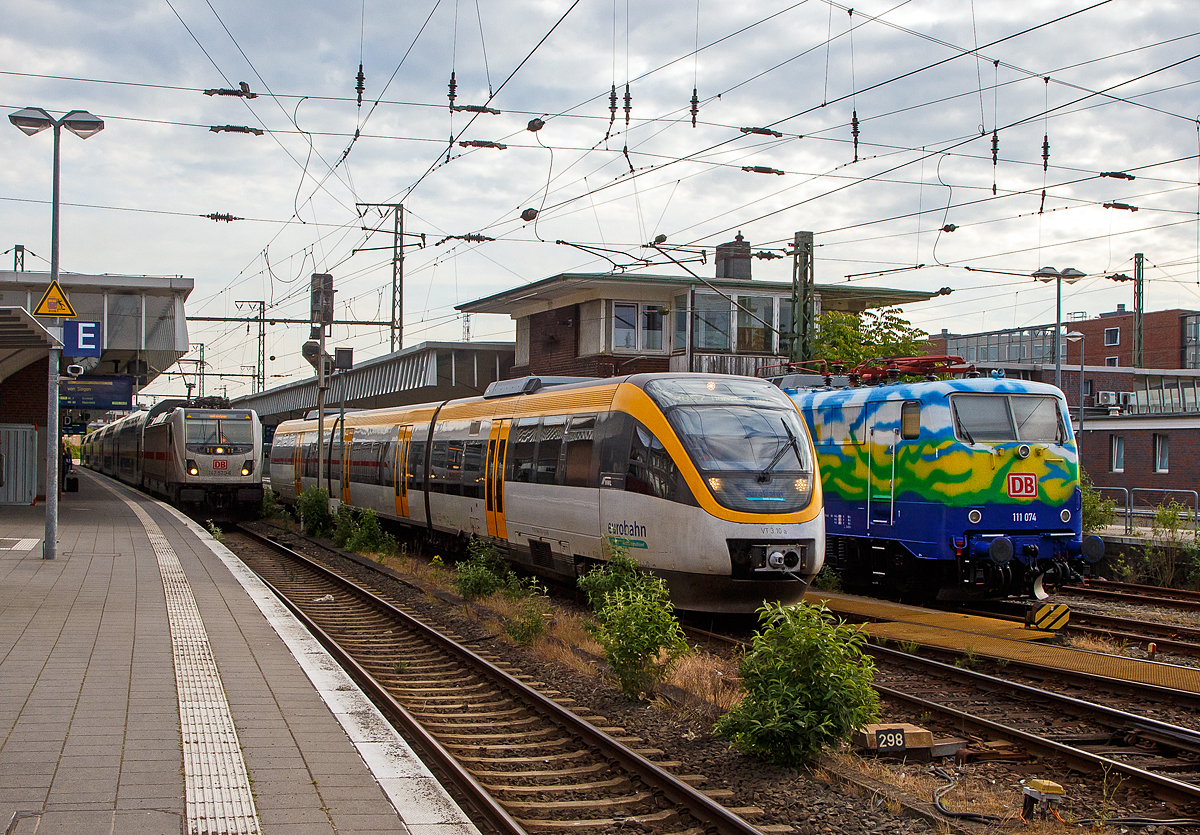Der VT 3.10 der eurobahn, ein dreiteiliger diesel-mechanischer Bombardier Talent der Baureihe 643 verlsst am 31.05.2022, als RB 67 „Der Warendorfer“ (Mnster – Warendorf – Gtersloh – Bielefeld) den Hbf Mnster (Westfalen). Whrend links die 147 570-6 mit dem IC 2328 von Siegen steht und rechts die 111 074-1 „Hilde“ abgestellt ist.
