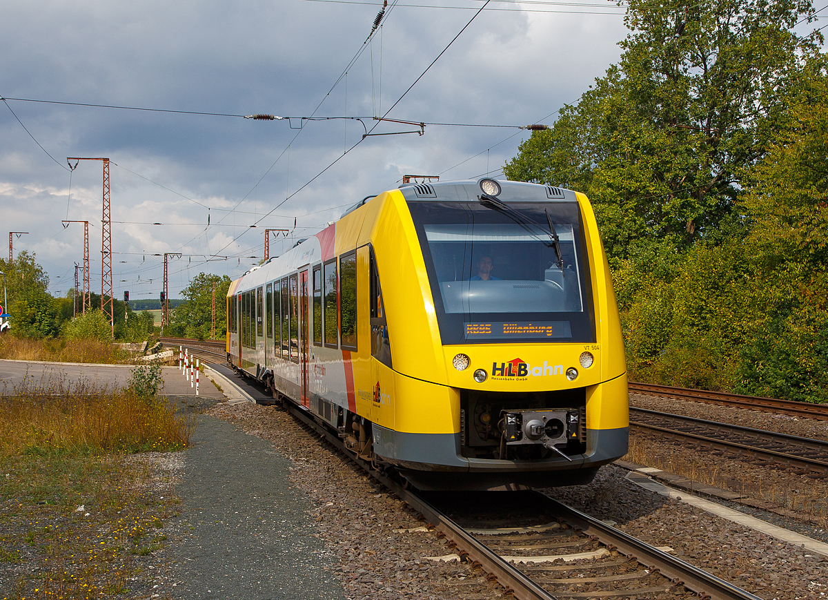 
Der VT 504 (95 80 1648 104-5 D-HEB / 95 80 1648 604-4 D-HEB) ein Alstom Coradia LINT 41 der neuen Generation / neue Kopfform der HLB (Hessische Landesbahn GmbH), erreicht am 30.08.2018, als RB 95  Sieg-Dill-Bahn  Siegen - Dillenburg, nun den Hp Wilnsdorf-Rudersdorf bzw. Rudersdorf (Kr. Siegen).

Hinweis: Aufnahme vom Bahnsteig.