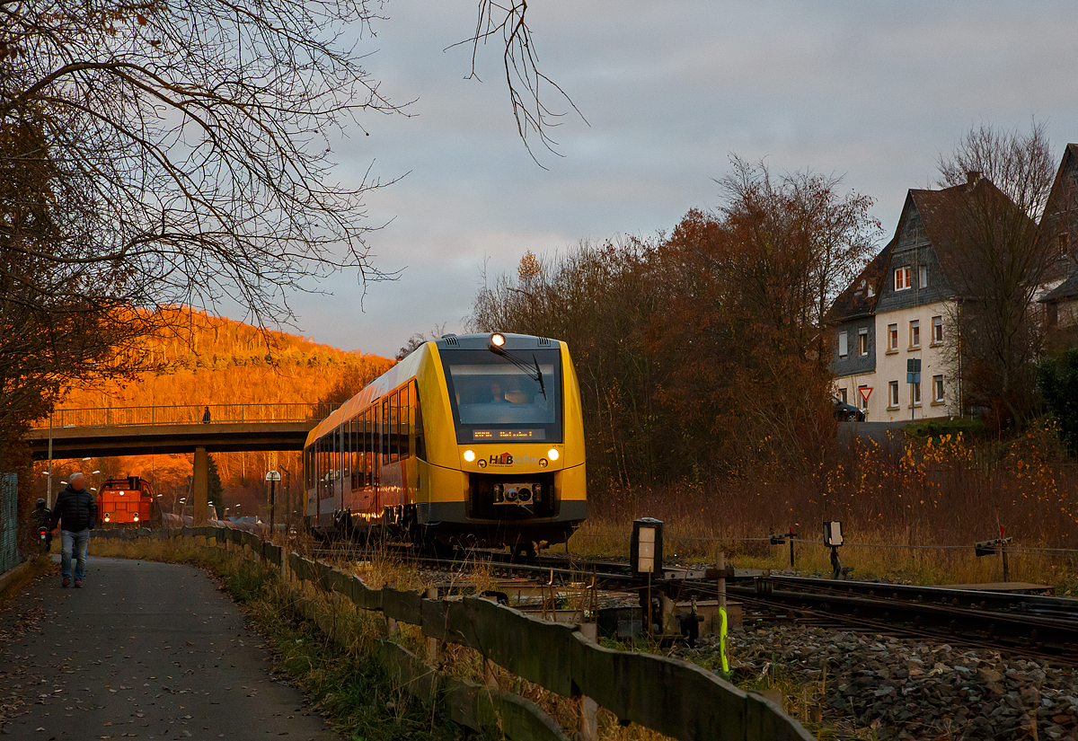 Der VT 504 (95 80 1648 104-5 D-HEB / 95 80 1648 604-4 D-HEB) ein Alstom Coradia LINT 41 der neuen Generation der HLB (Hessische Landesbahn GmbH) erreich am 24.11.2021, als RB 96  Hellertalbahn“ (Neunkirchen  – Herdorf – Betzdorf) den Bahnhof Herdorf.

Einen lieben Gruß an den netten Triebfahrzeug zurück.