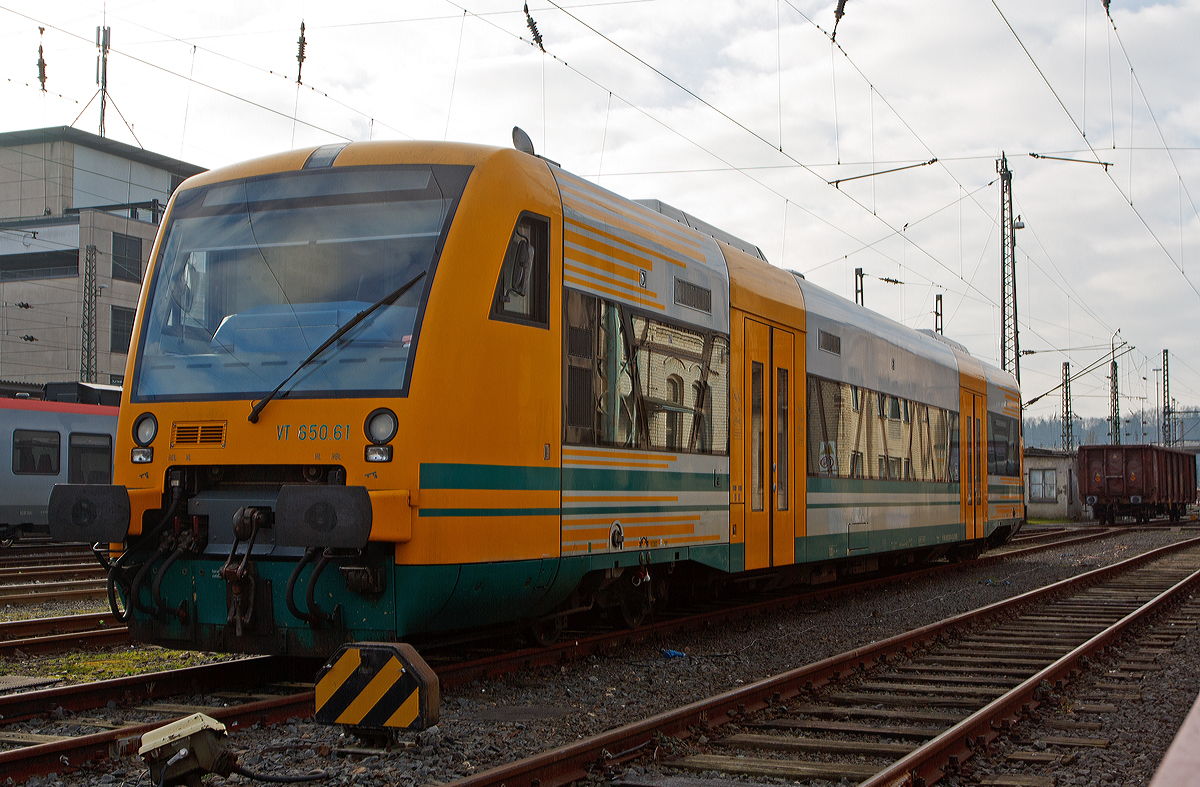 
Der VT 650.61 (95 80 0650 061-4 D-ODEG) der Ostdeutsche Eisenbahn GmbH (ODEG) ist am 07.12.2014 beim Siegener Hauptbahnhof abgestellt. Fr dort sind diese Fahrzeuge sehr ungewhnlich, warum er dort steht wei ich z.Z. nach nicht.

Der Stadler Regionaltriebwagen Regio-Shuttle RS1 wurde 2004 von Stadler Pankow GmbH in Berlin unter der Fabriknummer 37295 und an die Prignitzer Eisenbahn GmbH (PEG) geliefert, er ist Eigentum der BeNEX GmbH, Hamburg. 
Der Triebwagen hat die EBA-Nummer EBA 04B10A 295.

Fr den Antrieb verfgt das Fahrzeug ber 2 MAN 6-Zylinder-Viertakt-Dieselmotore mit Direkteinspritzung vom Typ D 2866 LUH 21 mit je 257 KW (350 PS) Leistung. Die Leistungsbertagung erfolgt hydromechanisch ber 2 Voith-Diwabus Getriebe U 864, Die Hchstgeschwindigkeit betrgt 120 km/h. Die Motoren haben einen Hubraum von je 12 Liter.

Die Achsanordnung ist B'B', Stadler bezeichnet sie jedoch mit Bx'By' und mchte damit deutlich machen, dass jeder der beiden vorhandenen Motoren beim RS1 ein Drehgestell antreibt. Es gibt damit keine Gelenkwelle zwischen den beiden Drehgestellen.