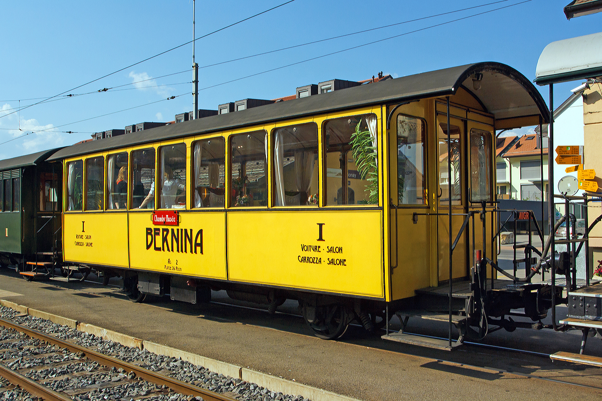 
Der wunderschöne 2-achsige  BERNINA  Salonwagen As 2 der Museumsbahn Blonay-Chamby, am 27.05.2012 im Bahnhof Blonay. Auch wenn der Wagen im Bernina-Anstrich gut aussieht, so ist es kein originales Bernina-Fahrzeug, war aber von 1948 bis in die 60er-Jahre auf der Berninastrecke im Einsatz. 

Der Wagen wurde 1903 von der Schweizerische Industriegesellschaft Neuhausen (SIG) für die RhB gebaut und als As 2 (mit neun großen Fenstern) in Betrieb genommen. 1948 erfolgte ein Umbau und Umzeichnung in BC 2101 und mit den neun großen Fenstern eignete er sich gut als Panoramawagen auf der Berninabahn. Ab 1956 dann B 2191, 1964 B² 2194, nach der Ausrangierung 1969 wurde er dann 1972 an die Museumsbahn Blonay-Chamby verkauft, wo er auch lange ein Kiosk war. Der Umbau in den heutigen Salonwagen As 2 erfolgte dann 1999.

TECHNISCHE DATEN:
Baujahr: 1903
Hersteller: SIG
Spurweite: 1.000 mm
Anzahl der Achsen: 2
Länge über Kupplung: 10.440 mm
Achsabstand: 5.000 mm
Laufraddurchmesser: 750 mm (neu)
Sitzplätze: 26
Eigengewicht: 9 t
zulässige Geschwindigkeit: 40 km/h
