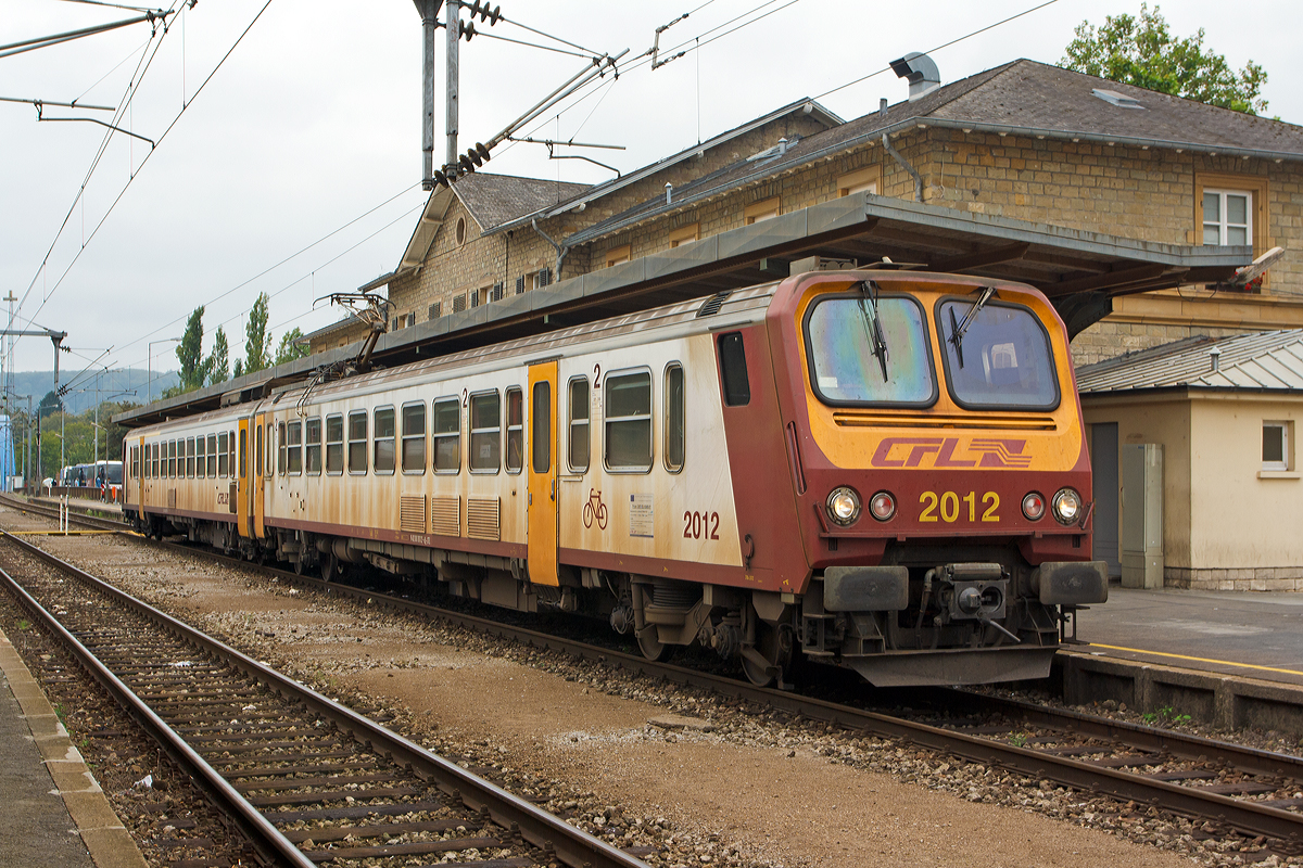 
Der  Z2  CFL  2012 (94 82 00 2012 1-8 L-CFL / 94 82 00 2016 2-6 L-CFL) steht am 14.09.2014 im Bahnhof Ettelbrück (Ettelbréck) zur Abfahrt bereit. 

Ein Besuch der Waschstraße wäre mal nötig gewesen, aber an diesen Tagen nicht möglich, da die Strecke nach Luxemburg Stadt gesperrt war. 