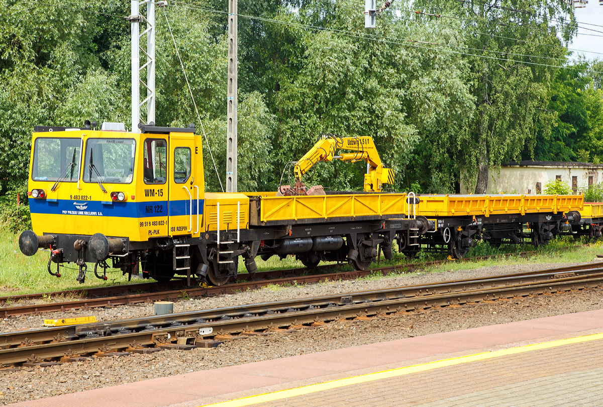 
Der ZNTK Stargard WM-15 NR 122  (99 51 9 483 022-1 PL PLK), ein Gleiskraftwagen der PKP Polskie Linie Kolejowe S.A. (Betreiber der Eisenbahninfrastruktur Polens) ist am 27.06.2017, mit dem Gleiskraftwagenanhänger PWM-15 NR-187 (99 51 9 559 064-2 PL PLK), beim Bahnhof Rzepin / Polen (deutsch Reppen) abgestellt. 

Der WM-15A hat eine nach zwei Seiten kippbare Ladeplattform in der Abmessung 6.100 mm x 2.600 mm, mit  8 m³ Fassungsvermögen bzw. für 15 t Nutzlast. Er ist mit einem hydraulischen Kran mit einer Tragkraft von bis zu 1,5 t ausgestattet. 
Von den Fahrzeugen wurden zwischen 1977 bis 1998 von ZNTK Stargard (Zakłady Naprawcze Taboru Kolejowego in Stargard in Pommern) 555 Fahrzeuge gebaut. 

TECHNISCHE DATEN WM-15: 
Spurweite: 1.435 mm 
Anzahl der Achsen: 2 
Länge über Puffer: 12.450 mm
Breite: 2. 800 mm
Höhe: 3.360 mm
Achsabstand: 5.850 mm
Raddurchmesser (neu):  920 mm
Dienstgewicht : 20 t
Motor: WSK Mielec 6-Zylinder-Dieselmotor vom Typ SW680 / 123
Nennleistung: 147 kW (200 PS)
Höchstgeschwindigkeit:  80 km/h
Bremsanlage: Oerlikon

TECHNISCHE DATEN des Wagen PWM-15
Spurweite: 1.435 mm 
Anzahl der Achsen: 2 
Länge über Puffer: 11.950 mm
Achsabstand: 6.380 mm
Höchstgeschwindigkeit:  70 km/h
Nutzlast : 15 t
