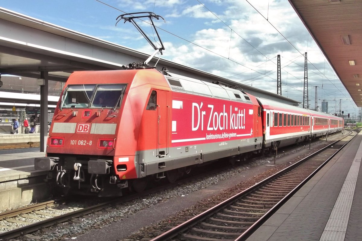 Der Zug kommt -oder ist gerade in Nürnberg Hbf eingetroffen mit 101 062, am 15 September 2015. 