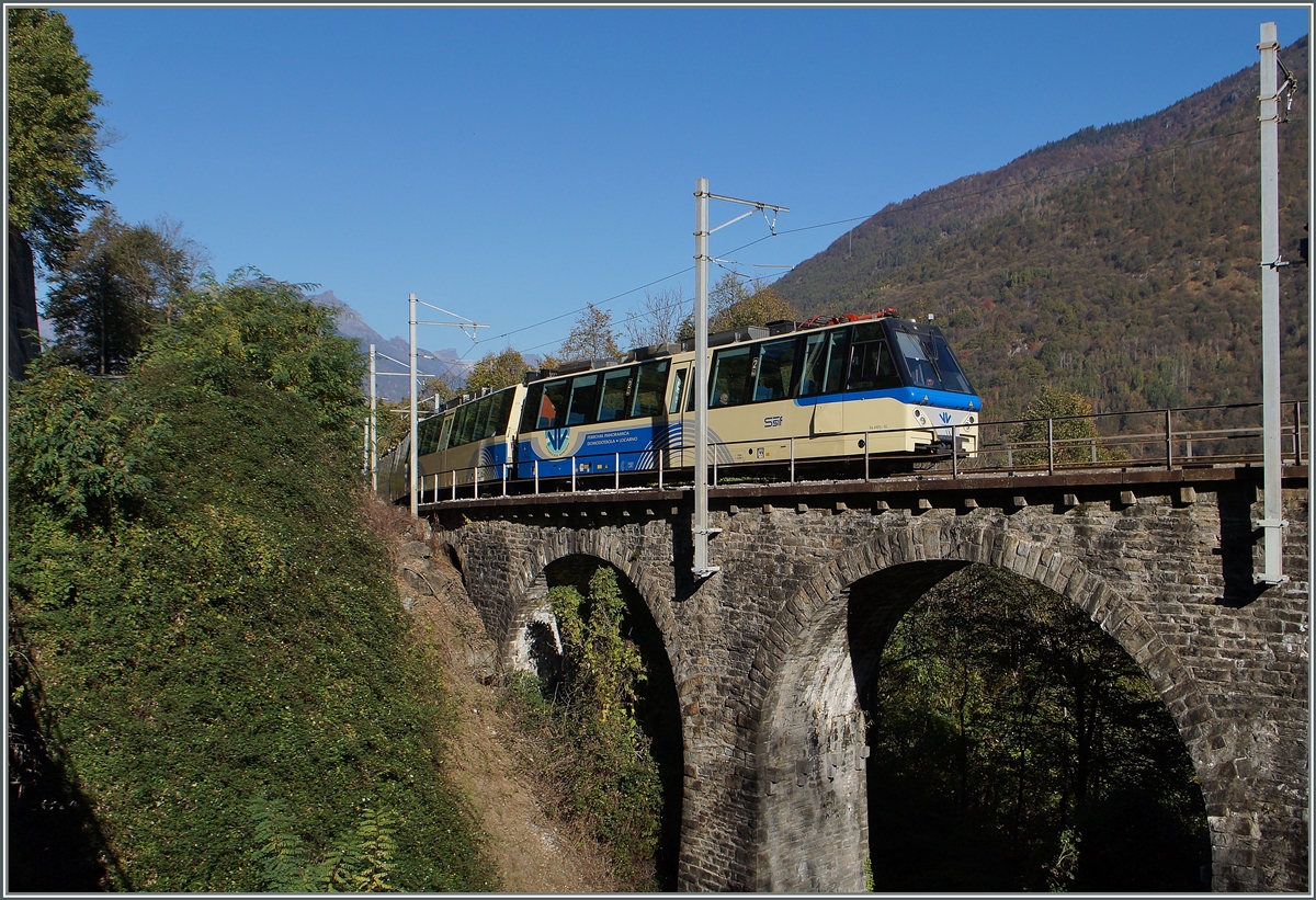 Der zweite des Tages: Der SSIF  Treno Panoramico Vigezzo Vision  D 47 P unterwegs von Domossola nach Locarno auf dem Rio Graglia Viadukt.
31. Okt. 2014