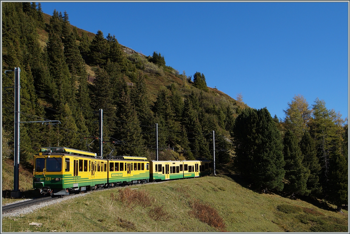 Der zweitiige WAB Triebwagen N° 131 schieb sein Bt Richutng Kleine Scheidegg. 
9. Okt. 2014