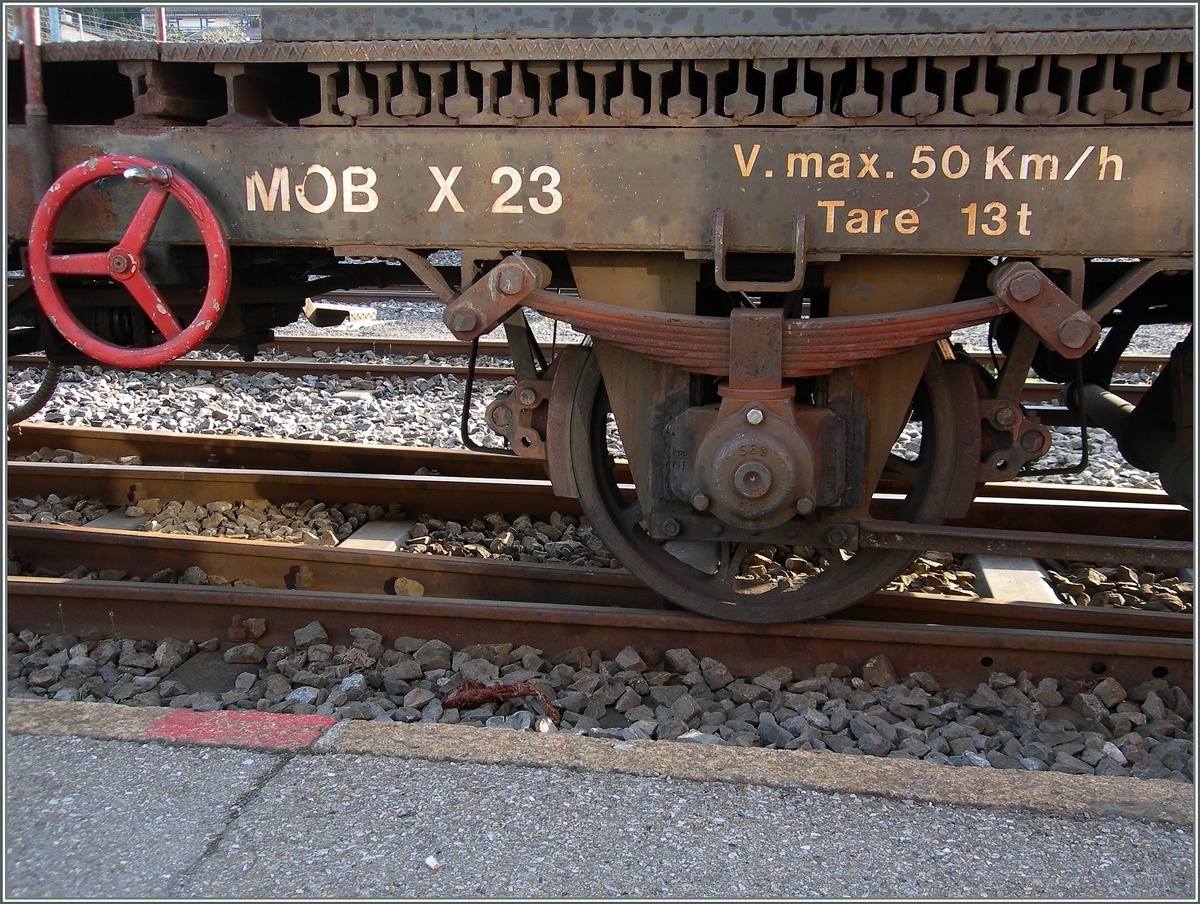 Detail des MOB Kranwagens X 23 mit einem SBB Achslager. 
4. April 2016