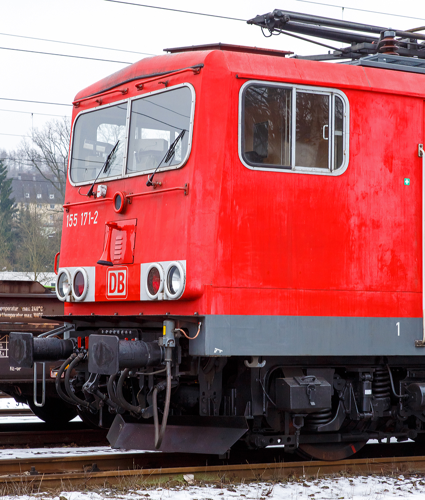 
Detail - Frontpartie einer BR 155, ex DR BR 250. 
Hier der 155 171-2  (91 80 6155 171-2 D-DB) der DB Schenker Rail Deutschland AG, ex DR 250 171-6, am 25.01.2015 in Kreuztal abgestellt.