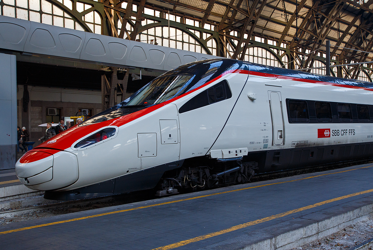 Detail der Frontpartie des SBB ETR 610 der 2. Serie  (RABe 503 018) am 29.12.2015 im Bahnhof Milano Centrale.