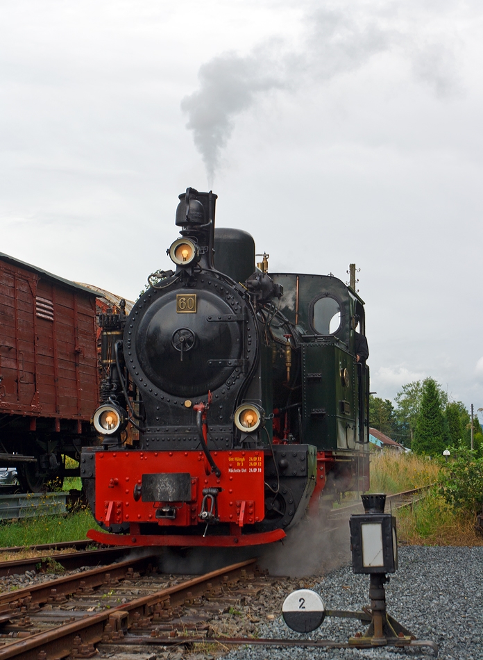 Die 1.000 mm C-Kuppler Dampflokomotive Nr. 60 “BIEBERLIES” der Sauerlnder Kleinbahn (Mrkische Museums-Eisenbahn e.V.), ex Nr. 60 der Kleinbahn Gieen – Bieber, am 18.08.2013 im Bahnhof Hinghausen beim Umsetzen.

Die Lok wurde 1923 bei Henschel & Sohn in Kassel unter der Fabriknummer 19979 gebaut.
