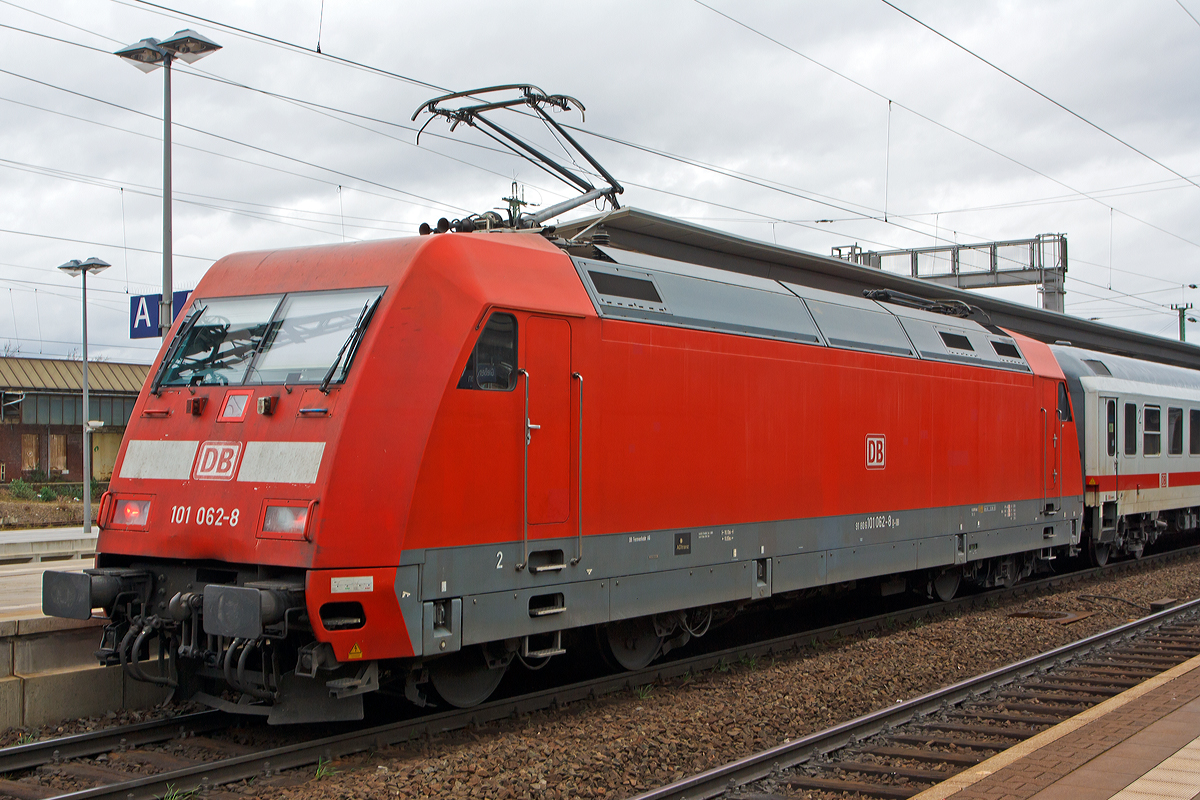 
Die 101 062-8  (91 80 6101 062-8 D-DB) der DB Fernverkehr AG schiebt den IC 2372 (Karlsruhe Hbf - Frankfurt a.M. - Gießen - Stralsund Hbf) vom Bahnhof Gießen weiter in Richtung Kassel-Wilhelmshöhe. 

Die Lok wurde 1997 bei Adtranz in Kassel unter der Fabriknummer 33172 gebaut.