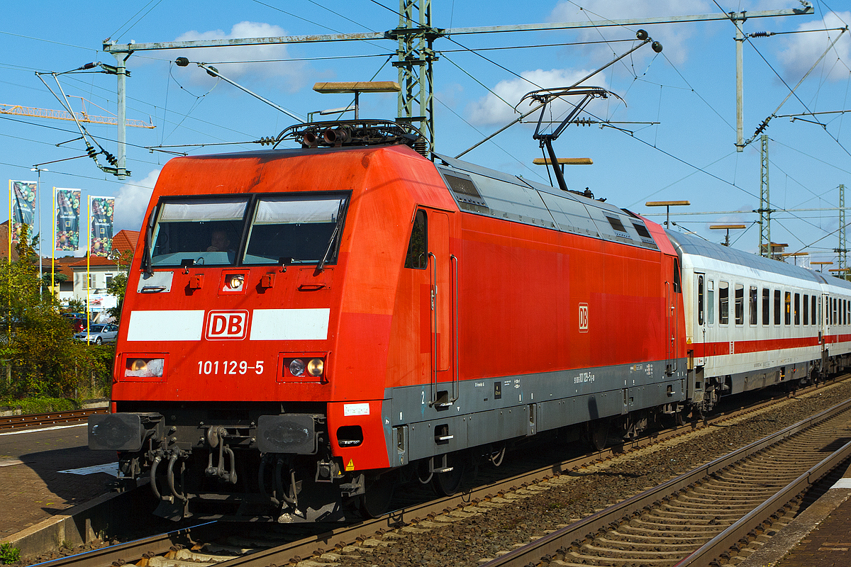 Die 101 129-5 rauscht am 20.08.2014 mit dem IC 2277 (Hamburg-Altona - Hannover Hbf - Frankfurt(Main) Hbf) durch den Bahnhof Butzbach in Richtung Friedberg(Hessen). 

Die Lok wurde 1998 bei ABB Daimler-Benz Transportation GmbH (ADTRanz) in Kassel unter der Fabriknummer 33239 gebaut, die Abnahme erfolgte am 21.01.1999. Sie hat die NVR-Nummer 91 80 6101 129-5 D-DB und die EBA-Nummer EBA 95O03A 129.

Die Elektrolokomotiven der Baureihe 101 der Deutschen Bahn AG sind Hochleistungs-Universallokomotiven mit Drehstromantrieb. Sie wurden Mitte der 1990er Jahre als Ersatz für die damals etwa 25 Jahre alten Lokomotiven der Baureihe 103 beschafft. Adtranz bekam den Auftrag über 145 Lokomotiven.

Technische Daten:
Spurweite: 1435 mm 
Achsanordnung: Bo`Bo` 
Länge (über Puffer): 19.100 mm 
Breite: 2.950 mm
Drehgestellradsatzstand: 2.650 mm
Raddurchmesser 1.250 mm
Drehgestellmittenabstand: 10.950 mm
Höchstgeschwindigkeit: 220 km/h 
Dienstgewicht: 84 t 
Nennleistung: 6400 kW 
Anfahrzugkraft: max. 300 kN 
Dauerzugkraft: 250 kN 
Stromsystem: 15 kV/16 2/3Hz