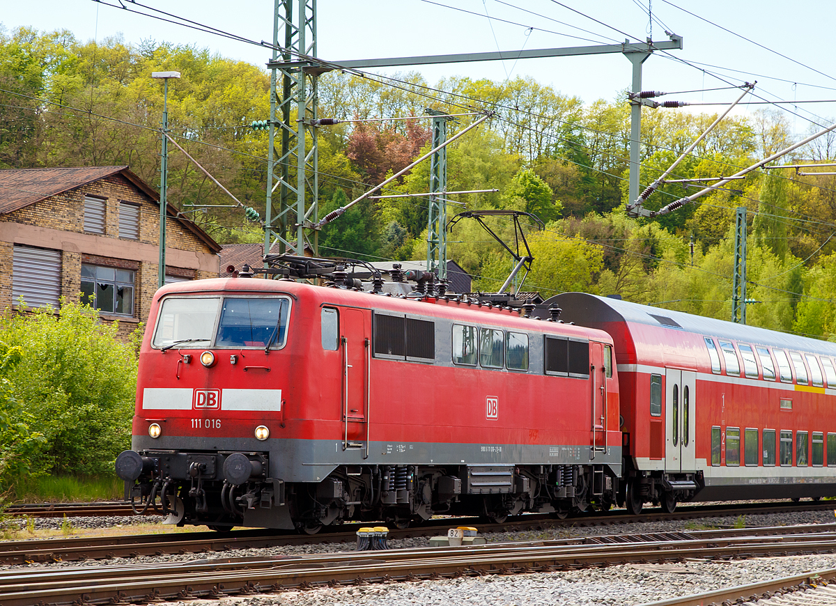 
Die 111 016-2 (91 80 6111 016-2 D-DB) der DB Regio NRW mit dem RE 9 - Rhein Sieg Express (RSX) Aachen - Köln - Siegen erreicht am 14.05.2017 den Bahnhofes Betzdorf/Sieg.

Die Lok wurde 1975 bei Krauss-Maffei AG in München unter der Fabriknummer 19753 gebaut.