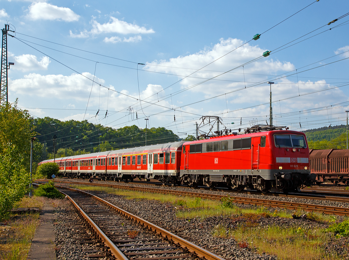 
Die 111 028-7 (91 80 6111 028-7 D-DB) der DB Regio NRW mit n-Wagen (ex Silberlinge) als Verstärker zum RE 9 - Rhein-Sieg-Express (Aachen-Köln-Siegen) am 15.05.2015 kurz vor der Einfahrt in den Bahnhof Betzdorf/Sieg.

Die 111er wurde 1976 bei Krauss-Maffei AG in München unter der Fabriknummer 19765 gebaut. 
Die Lok hat zwei Scherenstromabnehmer der Bauart DBS 54a.
