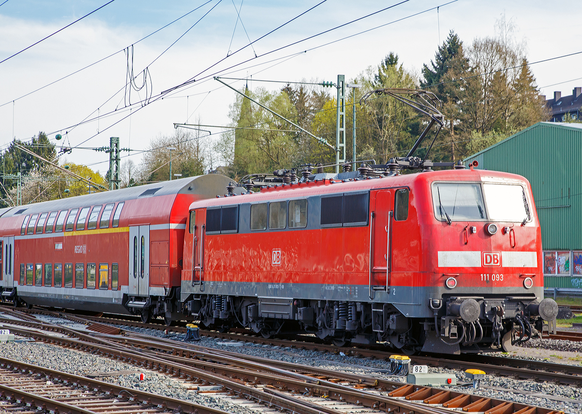 
Die 111 093-1 (91 80 6111 093-1 D-DB) der DB Regio NRW schiebt am 17.04.2015, den RE 9  (rsx - Rhein-Sieg-Express) Aachen - Köln - Siegen, in den Bahnhof Betzdorf/Sieg. 

Die Lok wurde 1978 von Krupp unter der Fabriknummer 5430 gebaut, der elektrische Teil wurde von AEG unter der Fabriknummer 8972 geliefert.