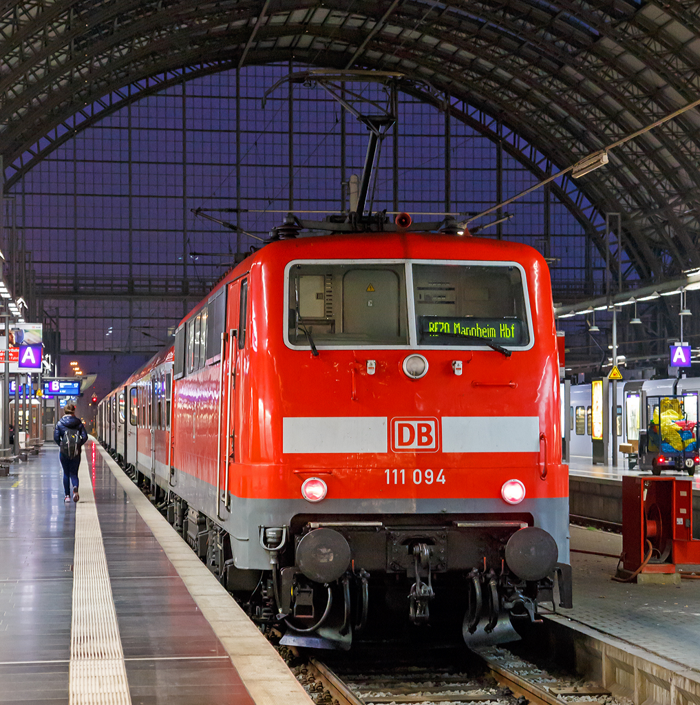 
Die 111 094-9 (91 80 6111 094-9 D-DB) der DB Regio Hessen steht am frhen Morgen des 05.10.2015, mit dem RE 70  Riedbahn   im Hauptbahnhof Frankfurt am Main zur Abfahrt nach Mannheim Hbf bereit.

Die Lok wurde 1978 von Krupp unter der Fabriknummer 5431 gebaut, der elektische Teeil wurde von AEG unter der Fabriknummer 8973 geliefert.