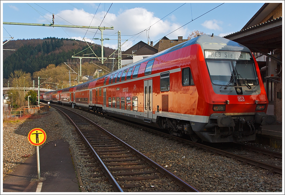 Die 111 114-5 mit DoSto´s als RE 9 - rsx Rhein-Sieg-Express (Aachen - Köln - Siegen) fährt am 02.03.2014 vom Bahnhof Betzdorf/Sieg weiter in Richtung Siegen.