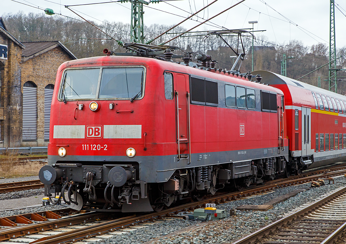 
Die 111 120-2 (  91 80 6111 120-2 D-DB) der DB Regio NRW fährt am 06.03.2015 mit dem RE 9  Rhein-Sieg-Express  (Aachen-Köln-Siegen) in den Bahnhof Betzdorf/Sieg ein.

Die 111er wurde 1980 bei Krauss-Maffei AG in München unter der Fabriknummer 19852 gebaut.  